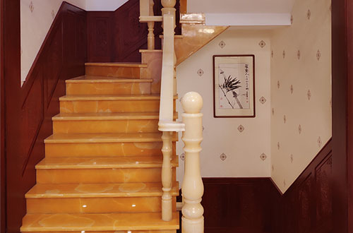 石排镇中式别墅室内汉白玉石楼梯的定制安装装饰效果